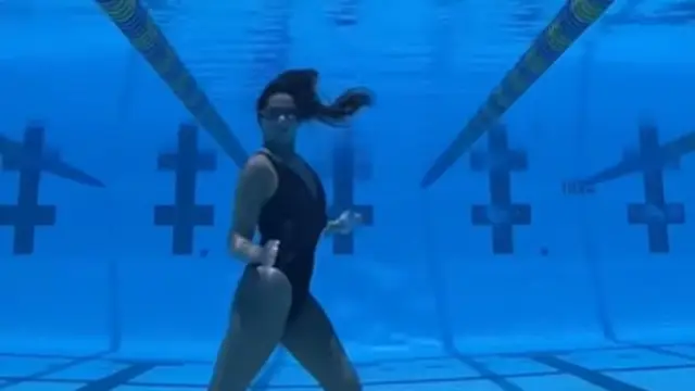 La nadadora olímpica Kristina Makushenko haciendo el 'moonwalk' de Michael Jackson