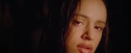 Rosalía en el videoclip de El Pañuelo con Romeo Santos Rosalía en el videoclip de El Pañuelo con Romeo Santos