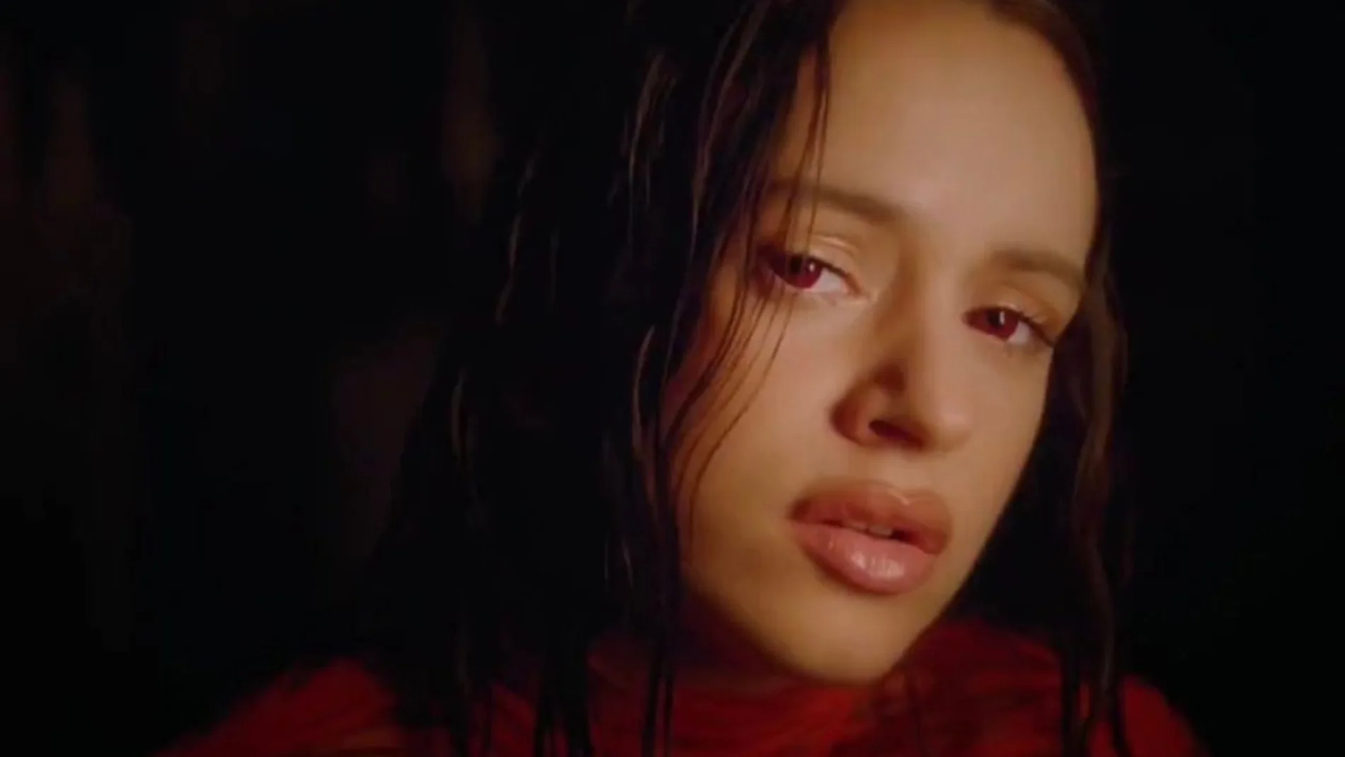 Rosalía en el videoclip de El Pañuelo con Romeo Santos