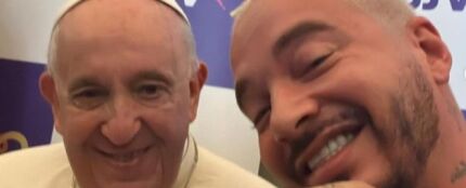 J Balvin se hace varios selfis con el papa Francisco