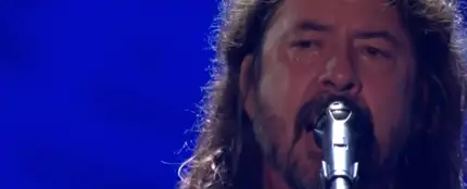 Dave Grohl llora durante el homenaje de Foo Fighters a Taylor Hawkins Dave Grohl llora durante el homenaje de Foo Fighters a Taylor Hawkins