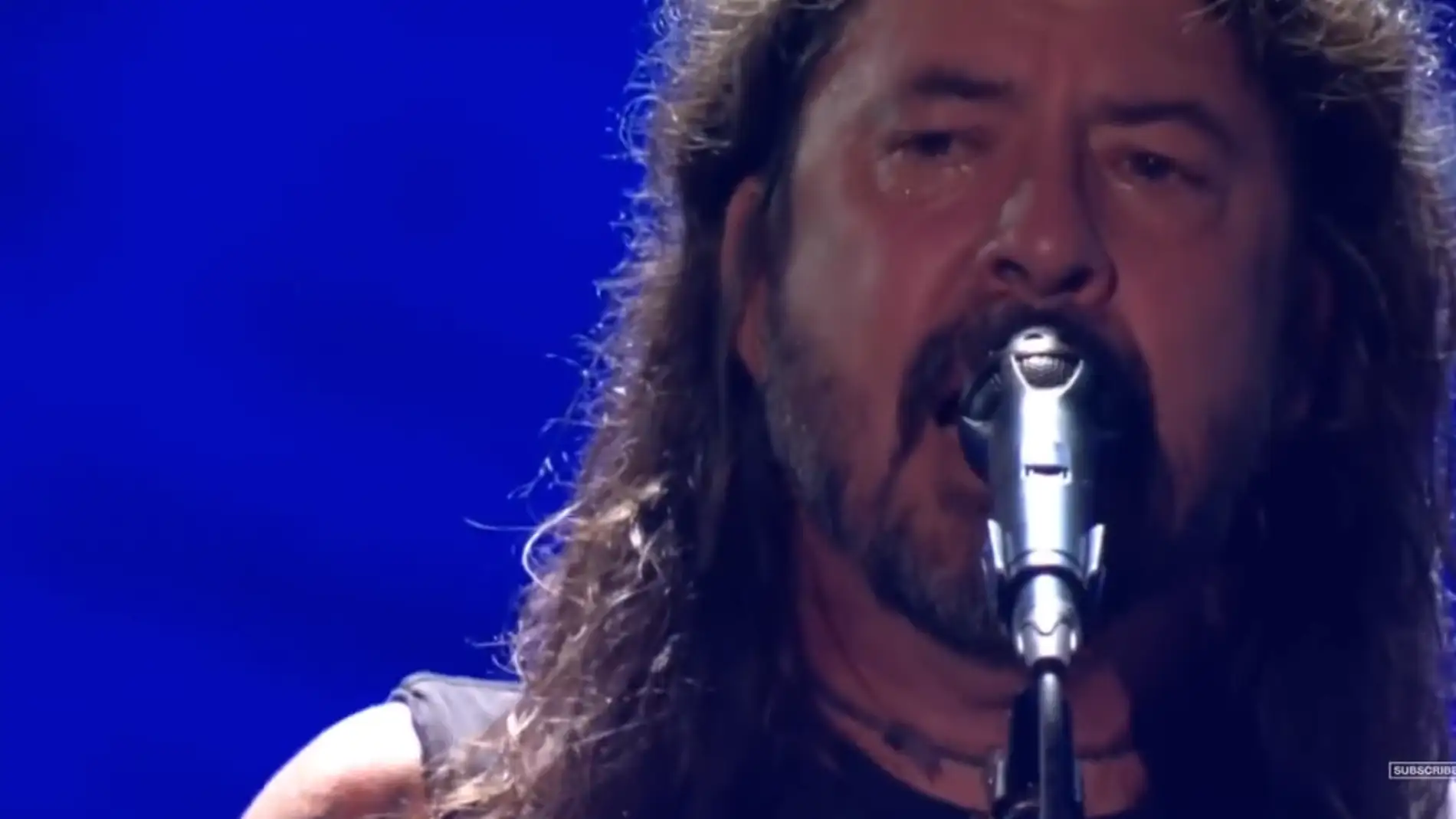 Dave Grohl llora durante el homenaje de Foo Fighters a Taylor Hawkins