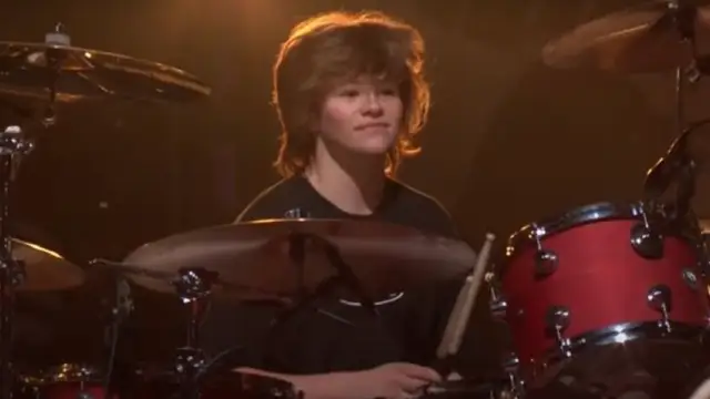 El hijo de Taylor Hawkins, en el concierto homenaje al batería de Foo Fighters.