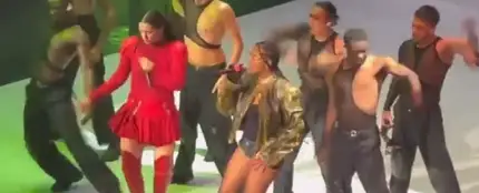 Rosalía y Tokischa cantan 'Linda' en el concierto de la República Dominicana Rosalía y Tokischa cantan 'Linda' en el concierto de la República Dominicana