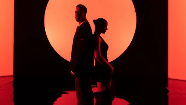 Rosalía y Romeo Santos, en el videoclip de 'El Pañuelo'.