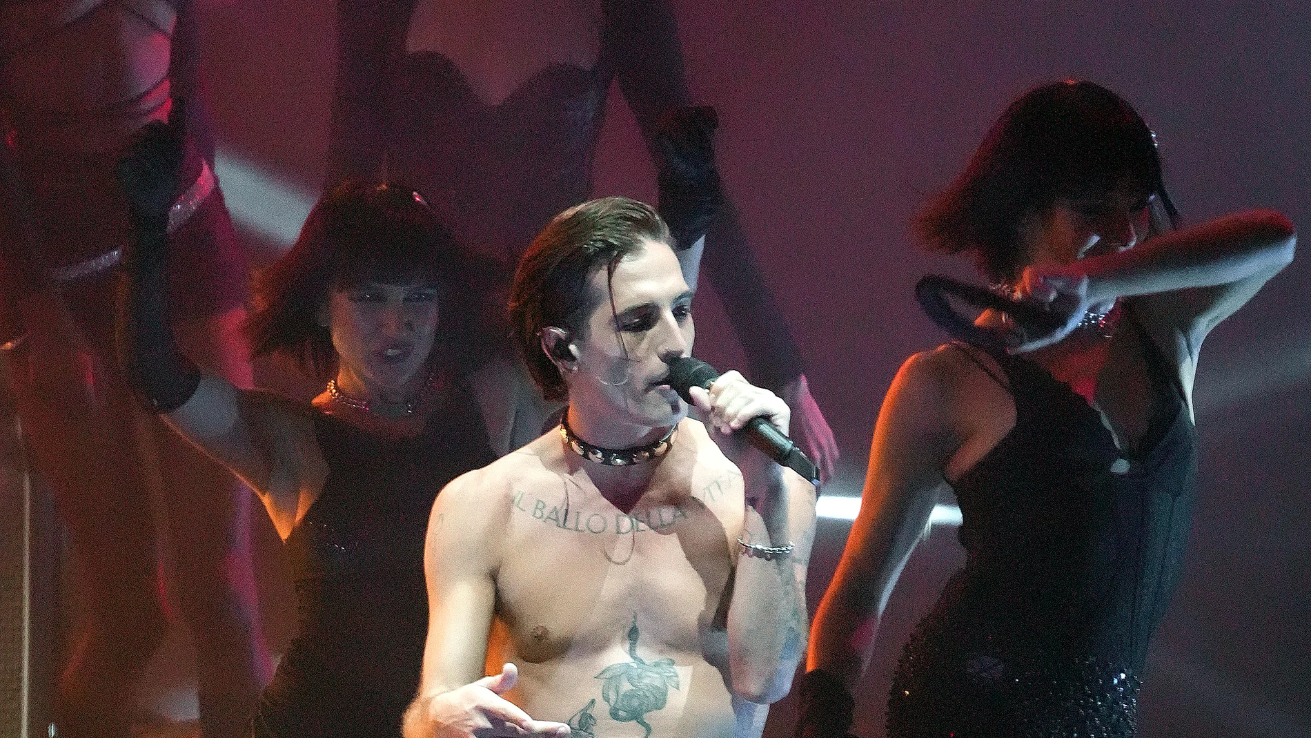Damiano David, líder de Måneskin, durante su actuación en los MTV VMAs 2022.