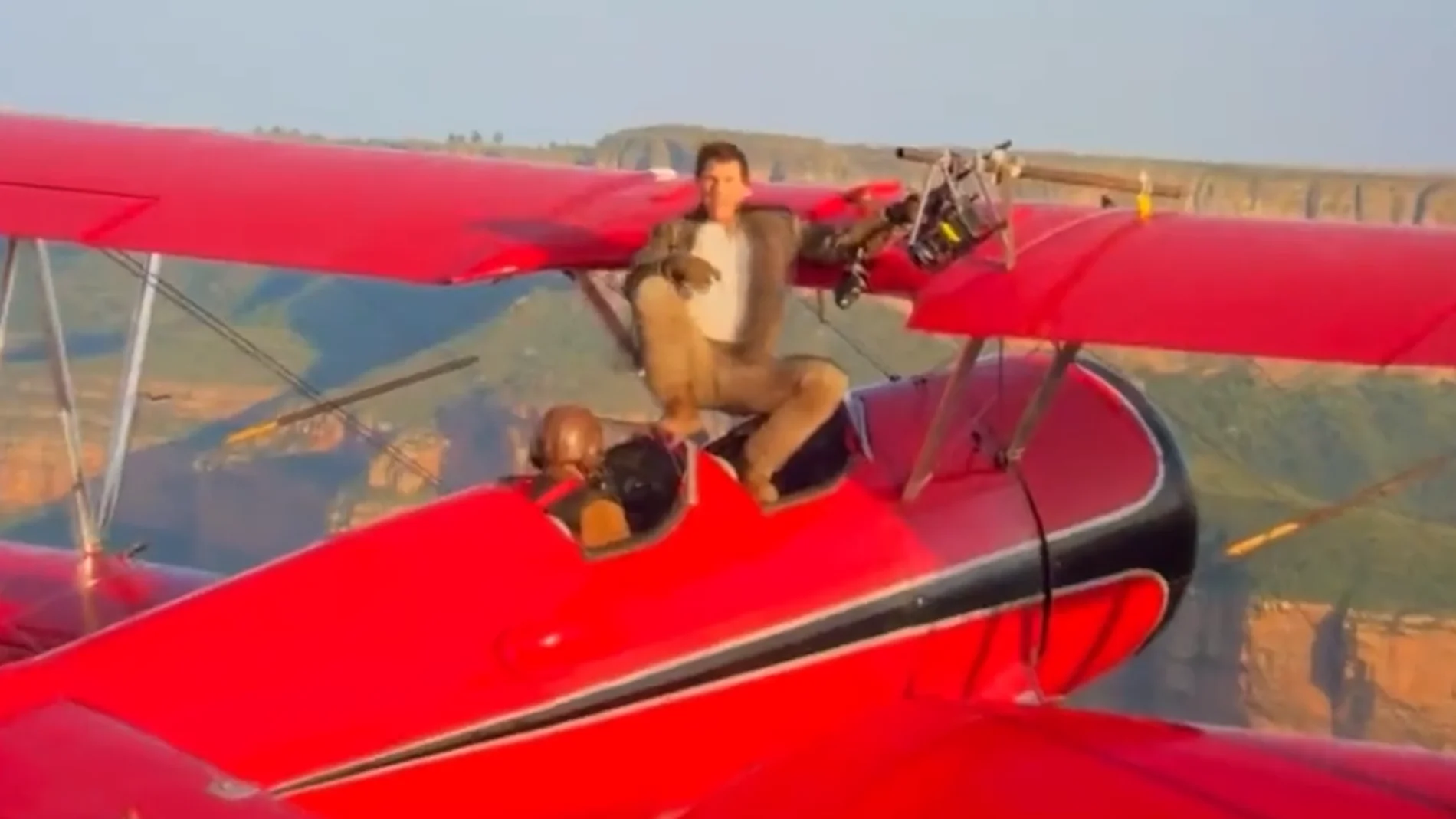 De pie en una avioneta en pleno vuelo: el impresionante y peligroso video de Tom Cruise 