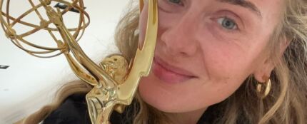 Adele se hace un selfi con uno de los premios Emmy conquistado por su documental.