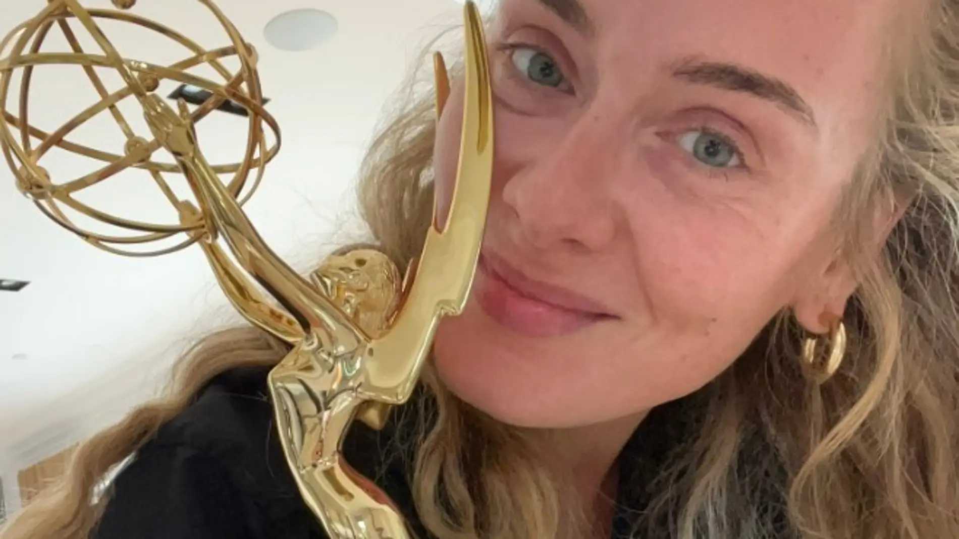 Adele se hace un selfi con uno de los premios Emmy conquistado por su documental.