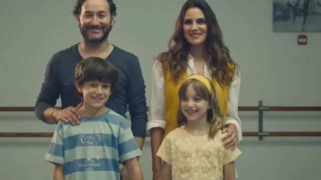 Carlos Santos y Amaia Salamanca junto a Mario y Valentina.