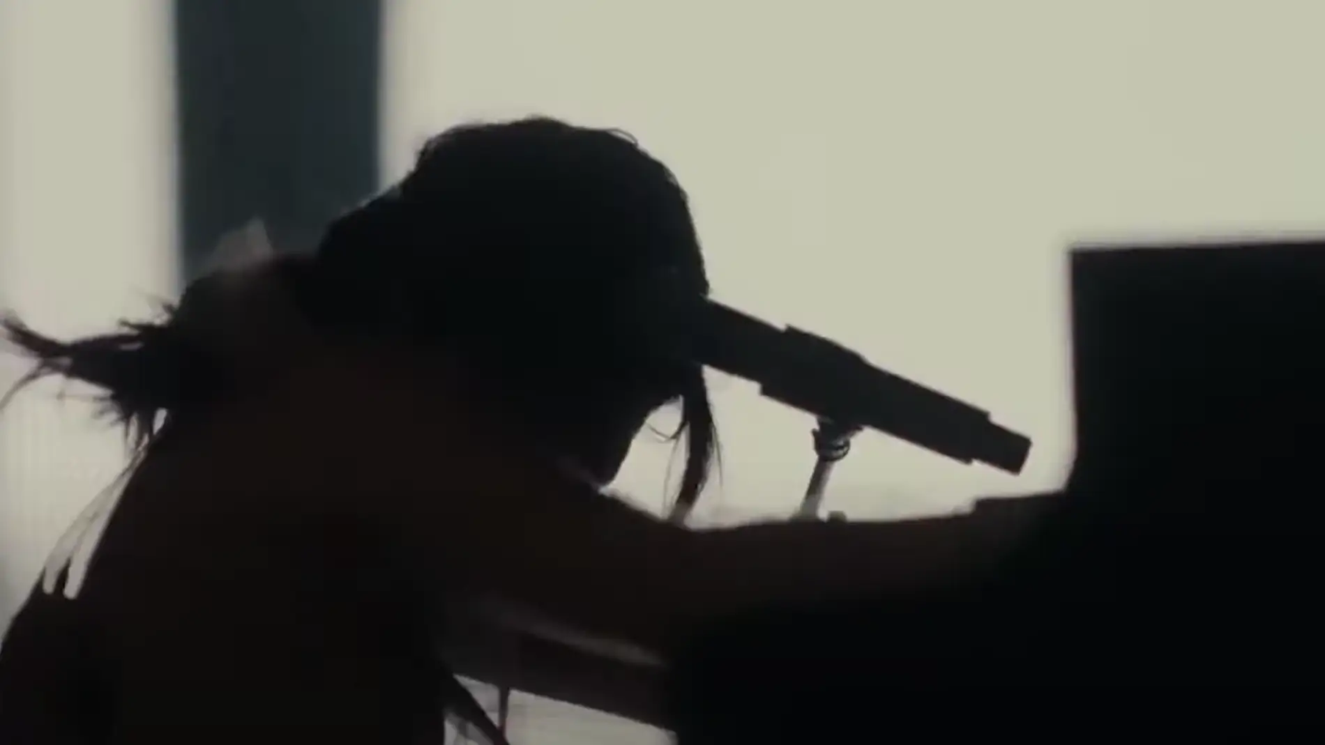 Selena Gomez se desploma sobre el piano. Selena Gomez se desploma sobre el piano.
