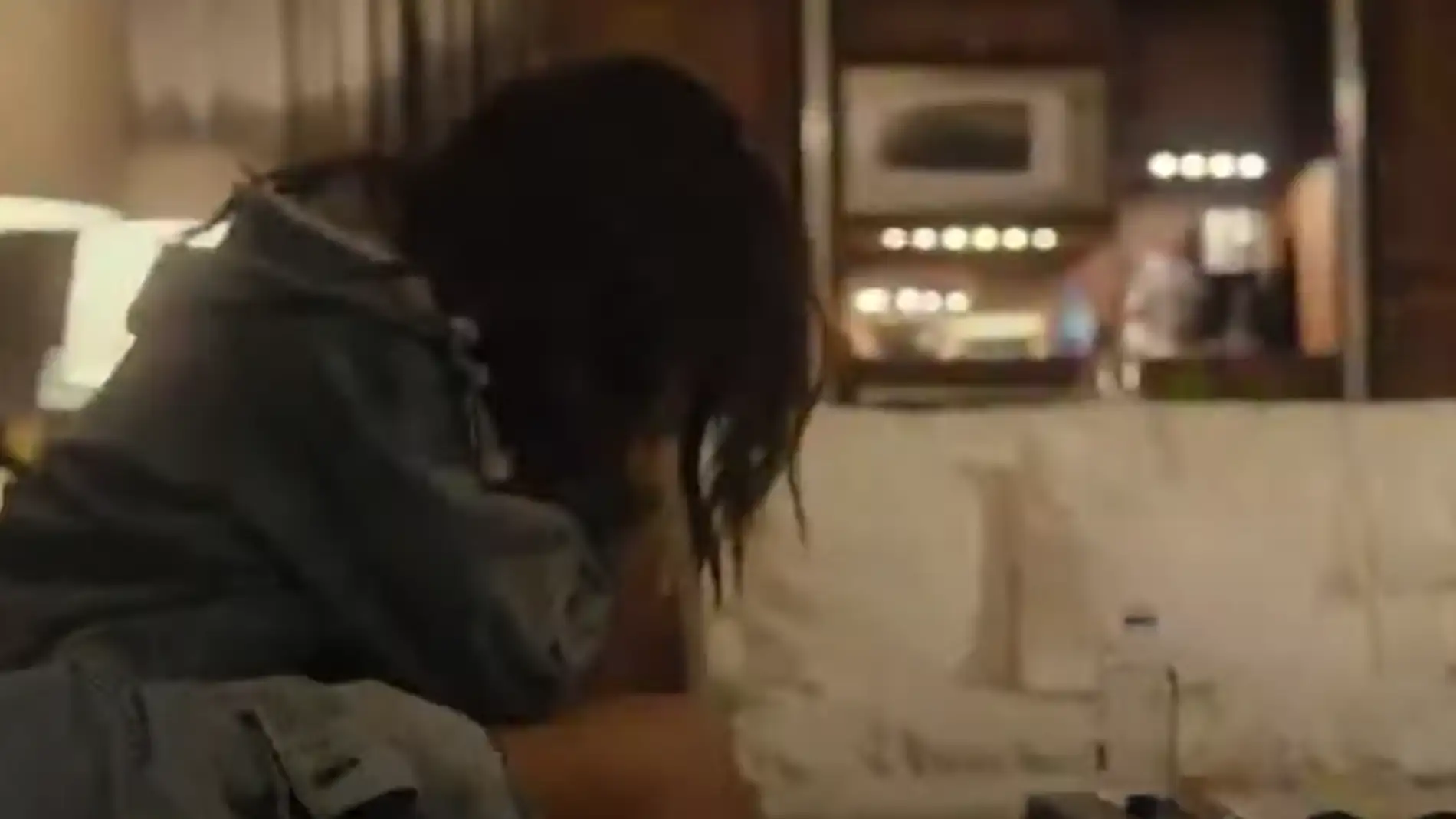 Selena Gomez se hunde en una imagen de 'Mi mente y yo'. Selena Gomez se hunde en una imagen de 'Mi mente y yo'.