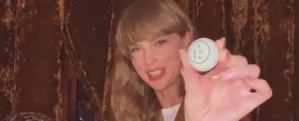 Taylor Swift utiliza un bombo de bingo para revelar el título de las canciones de su disco 'Midnights' Taylor Swift utiliza un bombo de bingo para revelar el título de las canciones de su disco 'Midnights'