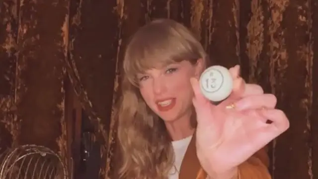 Taylor Swift utiliza un bombo de bingo para revelar el título de las canciones de su disco 'Midnights'