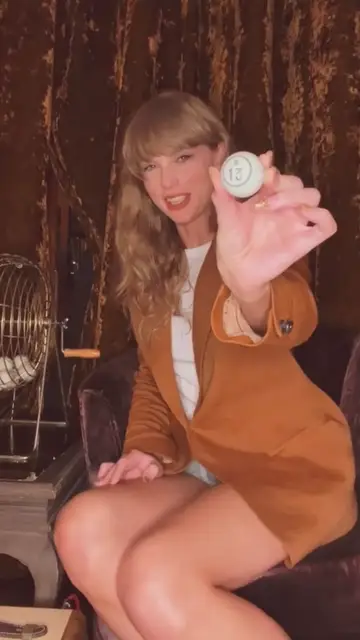 Taylor Swift utiliza un bombo de bingo para revelar el título de las canciones de su disco 'Midnights'