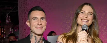 Behati Prinsloo y Adam Levine Behati Prinsloo y Adam Levine