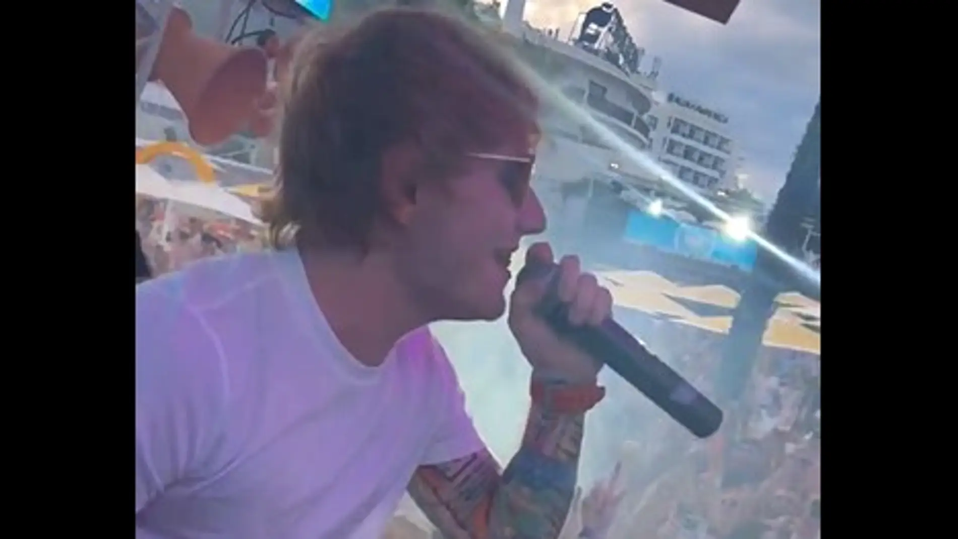 Ed Sheeran en el concierto improvisado en Ibiza.