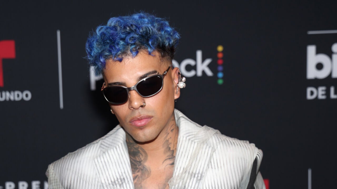 Rauw Alejandro se hace viral por el "traje radiografía" que dibujaba su pene | Europa FM