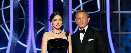 El actor Daniel Craig junto a la actriz Ana de Armas en los Globos de Oro de 2020.