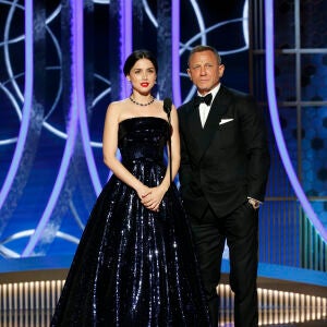 El actor Daniel Craig junto a la actriz Ana de Armas en los Globos de Oro de 2020.