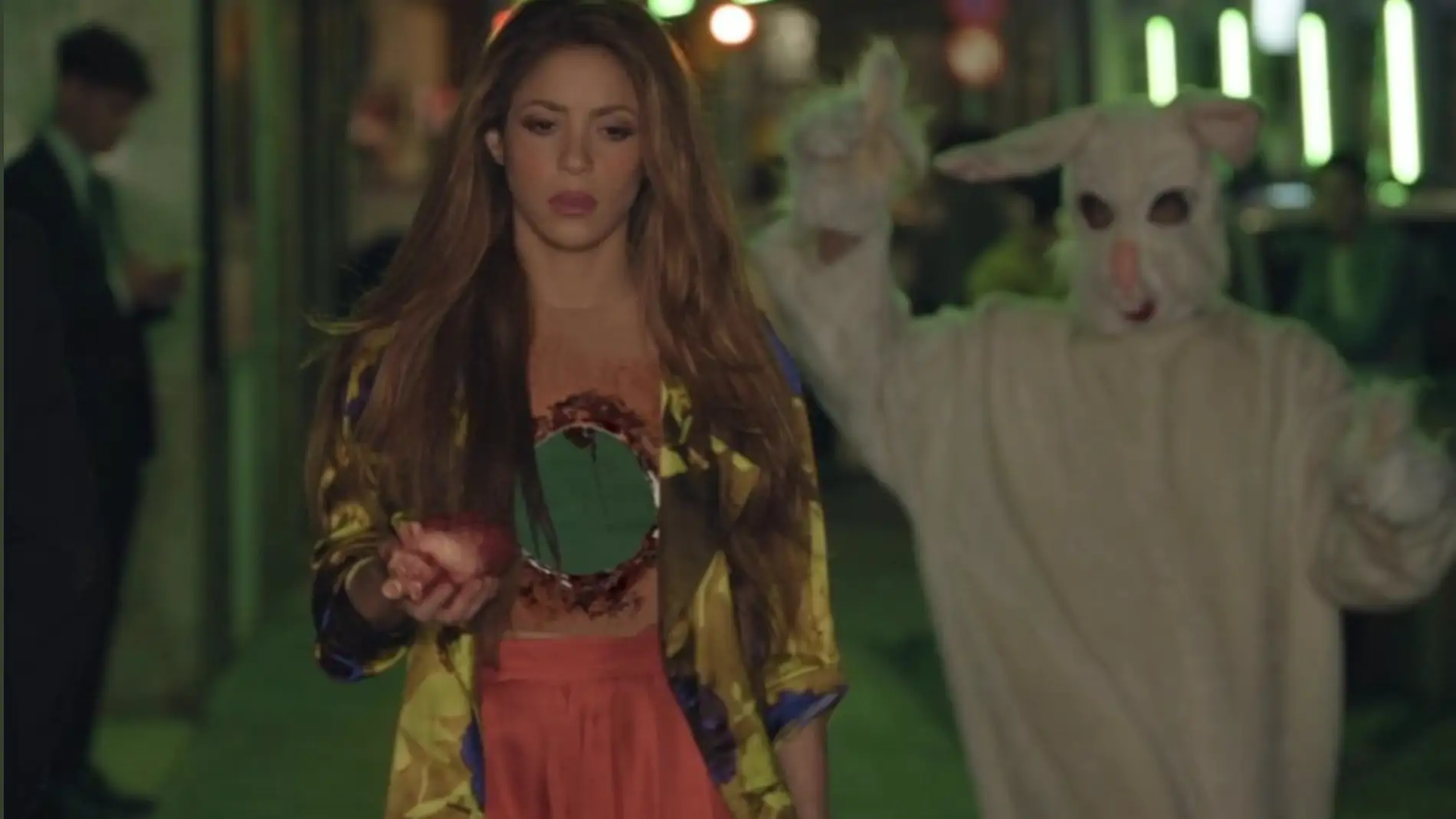 jerarquía directorio bolsillo Qué hace un conejo blanco en el videoclip de 'Motononía', la canción de  Shakira y Ozuna? | Europa FM