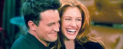 Matthew Perry y Julia Roberts en 'Friends' Matthew Perry y Julia Roberts en 'Friends'