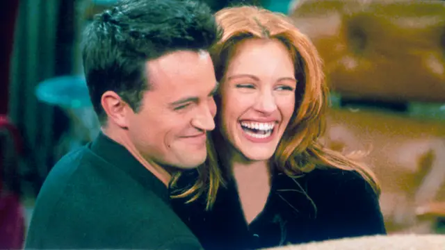 Matthew Perry y Julia Roberts en 'Friends'