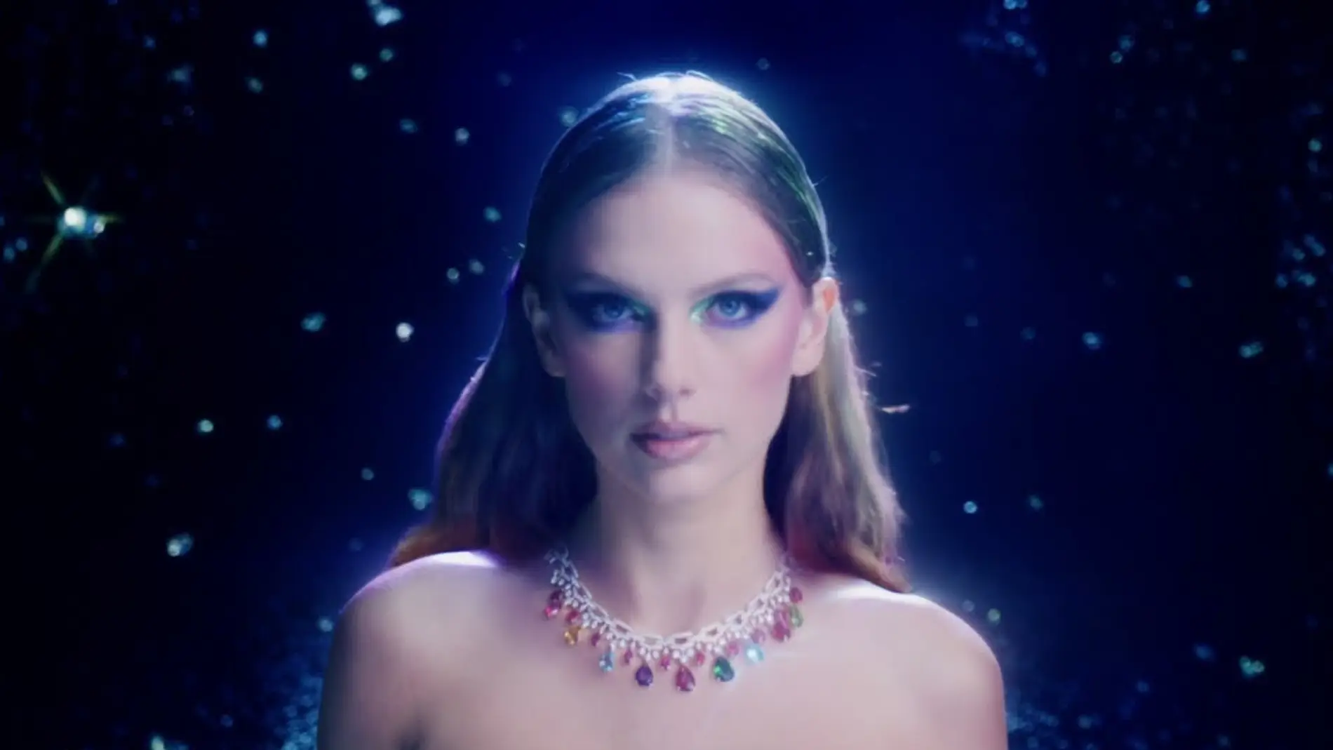 Taylor Swift en la portada de 'Bejeweled'