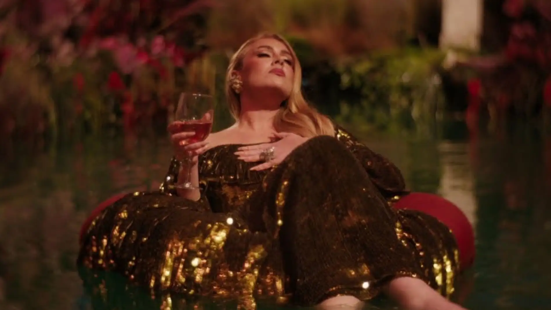 Adele estrena el videoclip de 'I Drink Wine'