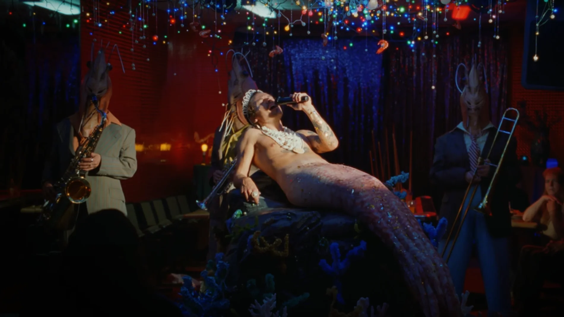 Harry Styles en el videoclip de 'Music For a Sushi Restaurant'