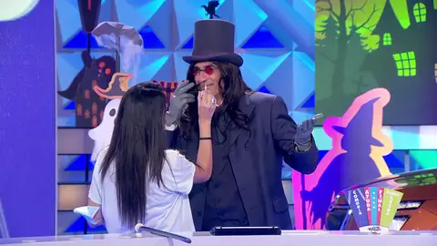 El disfraz de Jorge Fernández en Halloween se convierte en su mayor pesadilla El presentador ha tenido problemas durante todo el programa con su caracterización.