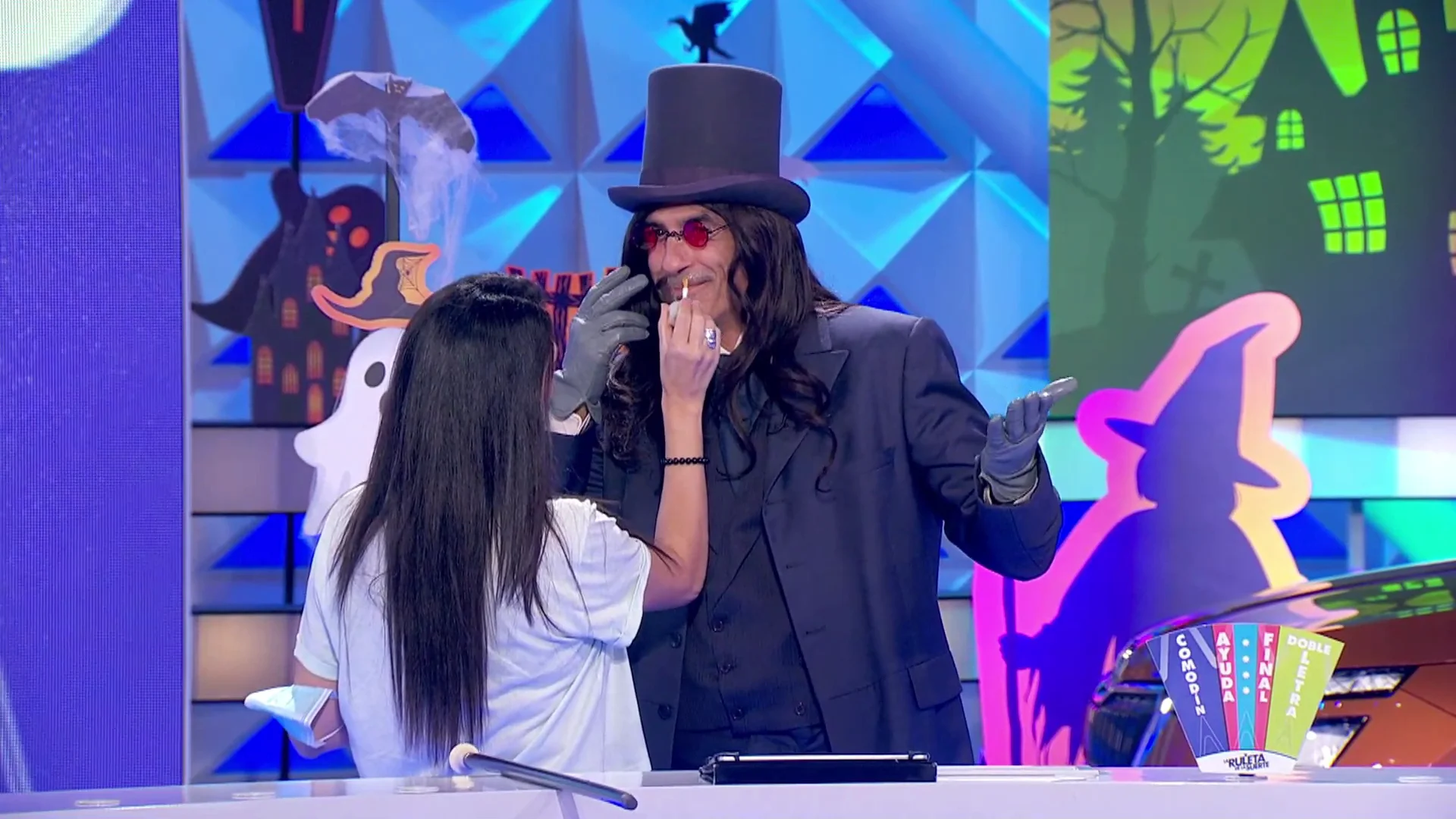 El presentador ha tenido problemas durante todo el programa con su caracterizaci&oacute;n.