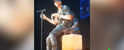 La reacción de Enrique Iglesias cuando le tiran un tanga al escenario en pleno concierto