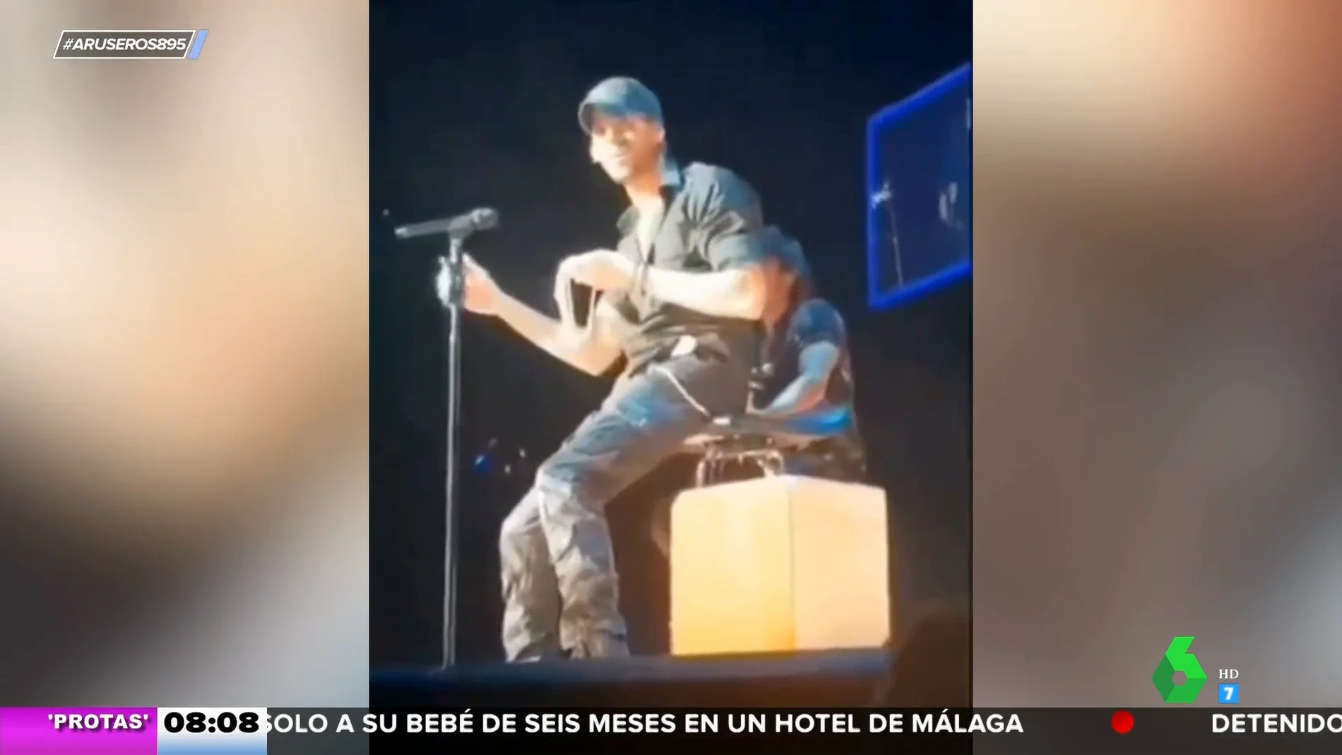 La reacción de Enrique Iglesias cuando le tiran un tanga al escenario en pleno concierto La reacción de Enrique Iglesias cuando le tiran un tanga al escenario en pleno concierto