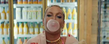 P!NK patina por un colorido supermercado en 'Never Gonna Not Dance Again' P!NK patina por un colorido supermercado en 'Never Gonna Not Dance Again'