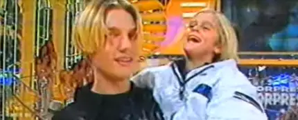 El tierno momento en que Aaron Carter sorprendió a Nick en 'Sorpresa Sorpresa' El tierno momento en que Aaron Carter sorprendió a Nick en 'Sorpresa Sorpresa'