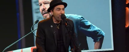Raúl Pérez imita a Sabina para cantar las peleas entre Pablo Iglesias y Yolanda Díaz Raúl Pérez imita a Sabina para cantar las peleas entre Pablo Iglesias y Yolanda Díaz