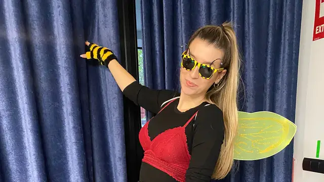 Eva Soriano, vestida de abeja en 'Cuerpos especiales'