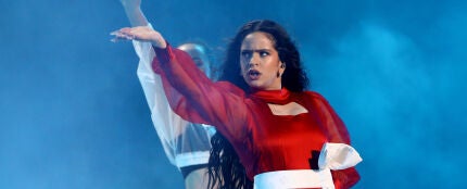 Rosal&iacute;a durante su actuaci&oacute;n en los Latin Grammy 2019