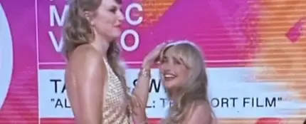 Taylor Swift y Sabrina Carpenter bromean sobre su diferencia de altura en los premios AMAs Taylor Swift y Sabrina Carpenter bromean sobre su diferencia de altura en los premios AMAs