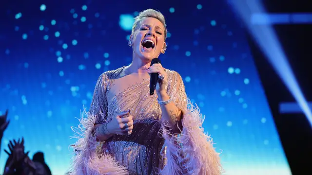 Pink, en el homenaje a la fallecida Olivia Newton-John en los premios AMAs'