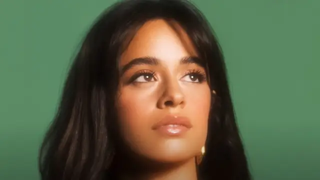 Camila Cabello en la portada de 'I'll be home for Christmas'