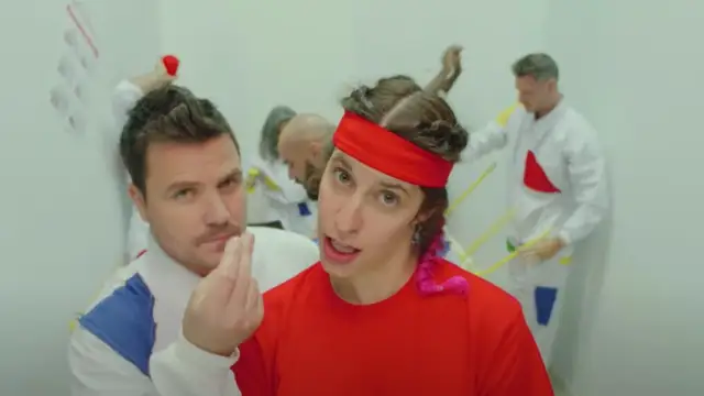 Dani Martín en el videoclip de 'Desastre de persona' de Gienbras.
