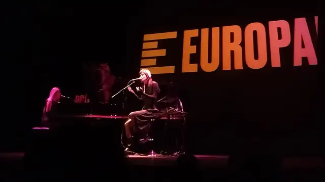 El Teatro Municipal de La Bañeza recibe a la artista Natalia Lacunza de la mano de Europa FM
