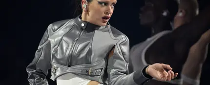 El New York Times nombra a Rosalía como icono de estilo por su gesto en 'Bizcochito' El New York Times nombra a Rosalía como icono de estilo por su gesto en 'Bizcochito'