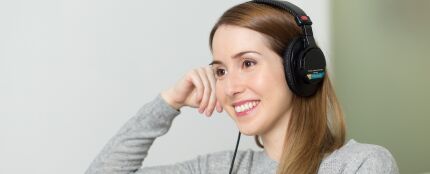 Mujer escuchando m&uacute;sica