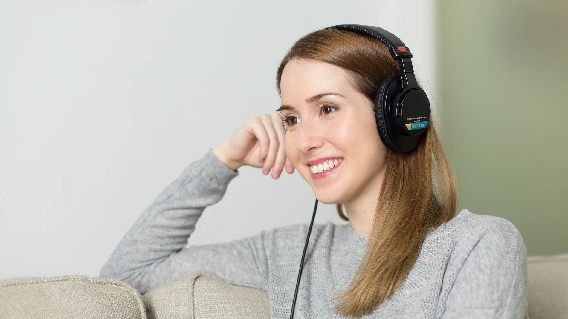 Mujer escuchando música Mujer escuchando música