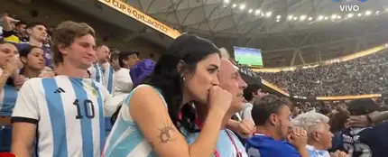 Los fans de Lali Espósito acusan a un hincha de abusar de la cantante durante la final del Mundial de Fútbol Los fans de Lali Espósito acusan a un hincha de abusar de la cantante durante la final del Mundial de Fútbol