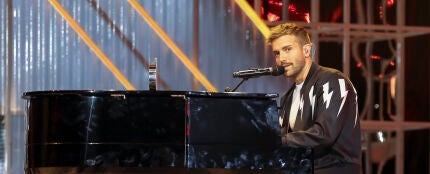 Pablo Alborán tocando el piano durante un concierto