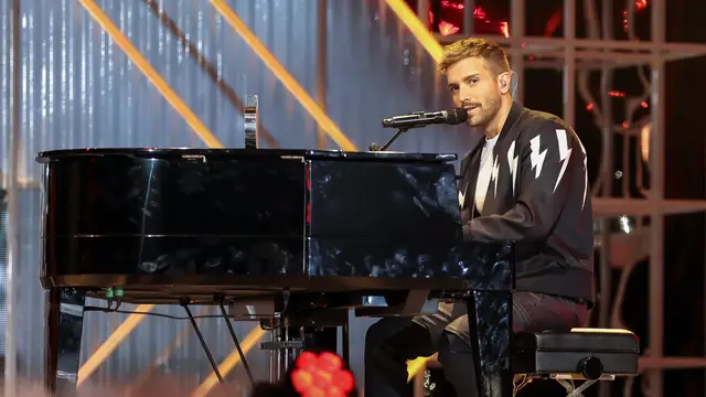 Pablo Alborán tocando el piano durante un concierto